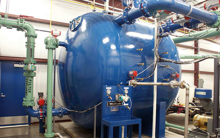 Horizontal pressure filter installation