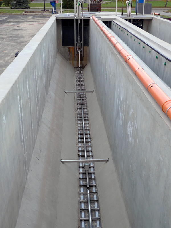 ZICKERT Shark installed in empty sludge removal basin.